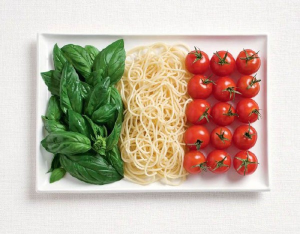 Italia con albahaca, pasta y tomate.